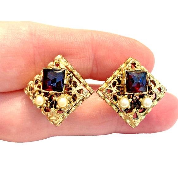 Vintage Screw Back Earrings Gold Filigree Red Rhinestone Faux Pearls Mid Century - Picture 5 of 6